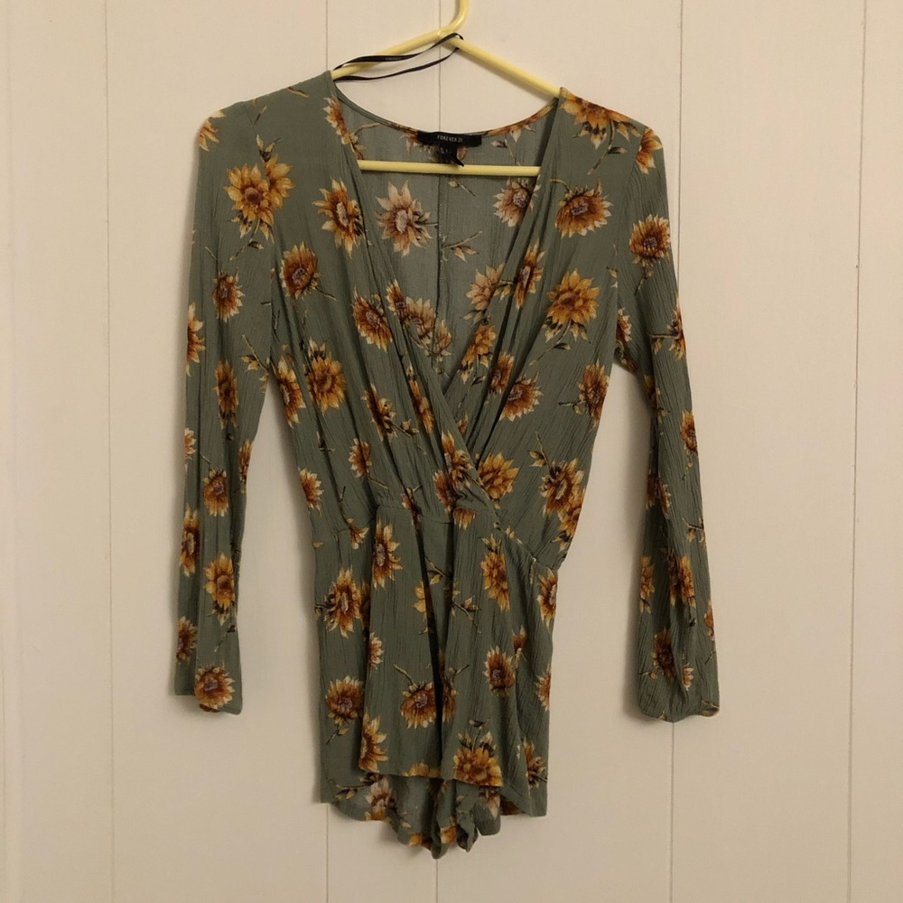 forever 21 cute sunflower romper 🧚🏼‍♂️✨🌻